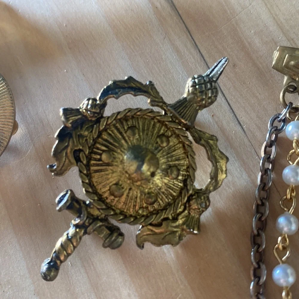 Eight vintage pins assorted‎ broaches
